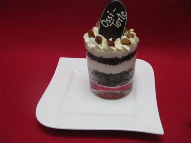 "Ossi-Torte" im Glas garniert mit ostfriesischer Boonsopp - Rezept