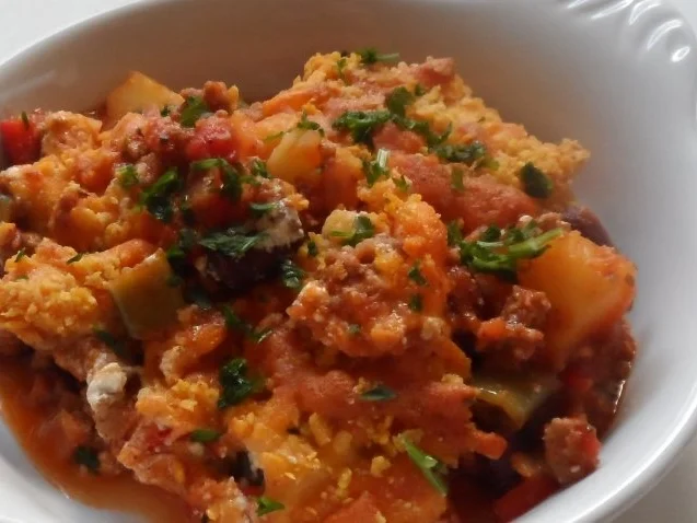 Rezept: Aufläufe/Gratins: Pikanter Chili-Con-Carne-Auflauf mit Cheddar & Tortilla-Kruste Aufläufe/Gratins: Pikanter Chili-Con-Carne-Auflauf mit Cheddar & Tortilla-Kruste - Rezept