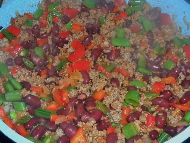 Rezept: Aufläufe/Gratins: Pikanter Chili-Con-Carne-Auflauf mit Cheddar & Tortilla-Kruste Bild Nr. 7 Aufläufe/Gratins: Pikanter Chili-Con-Carne-Auflauf mit Cheddar & Tortilla-Kruste - Rezept - Bild Nr. 7