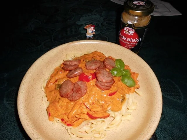 Rezept: Chakalaka-Soße mit Cabanossi-Talern auf Pasta>> Chakalaka-Soße mit Cabanossi-Talern auf Pasta>> - Rezept