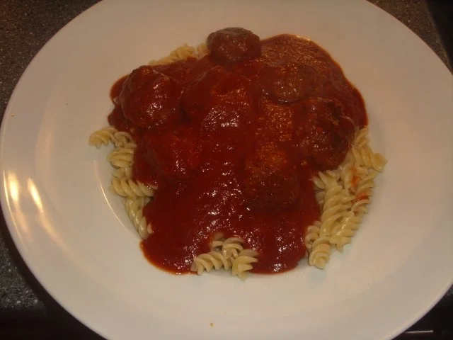Rezept: Pasta mit Hackbällchen und Tomaten-Currysoße Pasta mit Hackbällchen und Tomaten-Currysoße - Rezept
