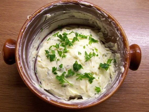 Knoblauch-Chili-Kräuter-Butter - Rezept