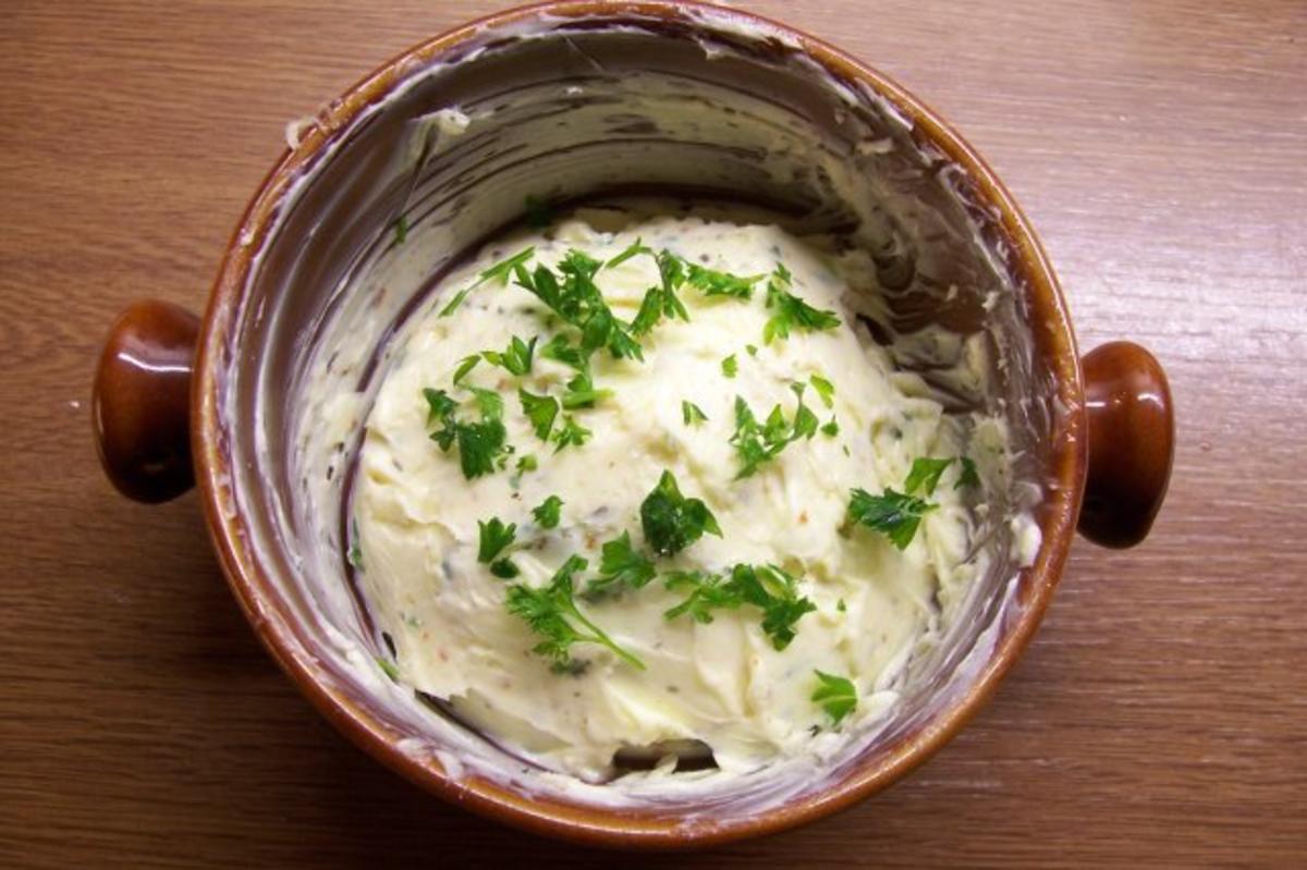 Bilder für Knoblauch-Chili-Kräuter-Butter - Rezept