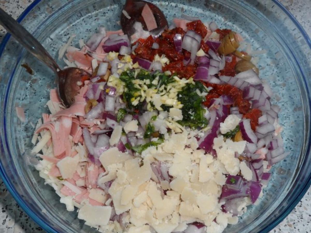 Salate: Mediterraner Käse-Wurst-Salat - Rezept - Bild Nr. 5