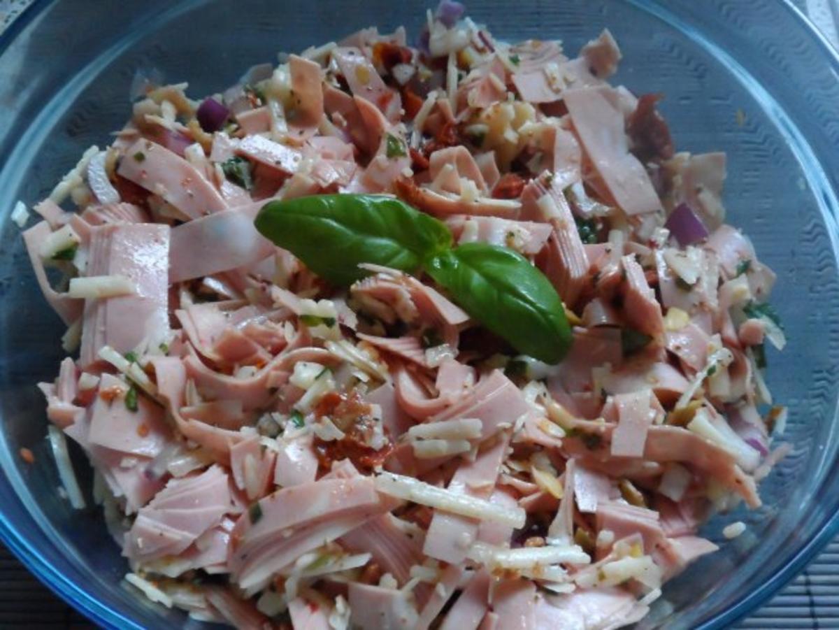 Bilder für Salate: Mediterraner Käse-Wurst-Salat - Rezept