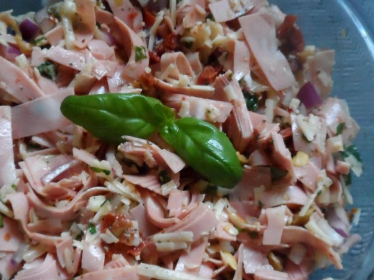 Salate: Mediterraner Käse-Wurst-Salat - Rezept - Bild Nr. 7