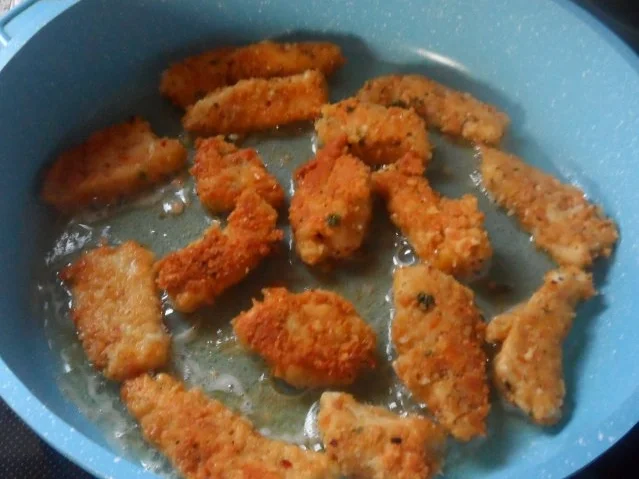 Mediterrane Hähnchensticks in Grissini-Parmesan-Panade - Rezept - Bild Nr. 6