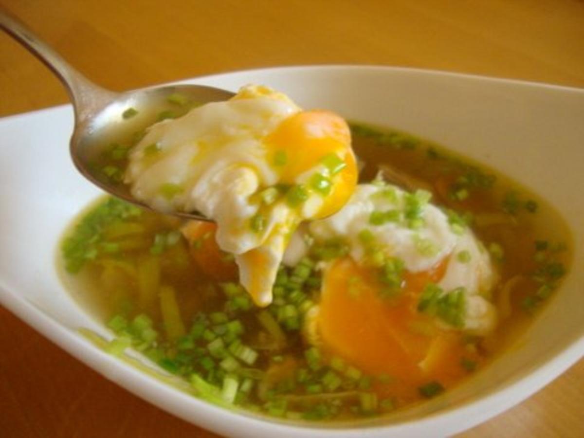 Hühnerbrühe mit pochiertem Ei und Einlage - Rezept von SuppenGeniesser ...