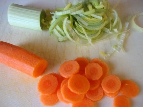 Hühnerbrühe mit pochiertem Ei und Einlage - Rezept - Bild Nr. 7