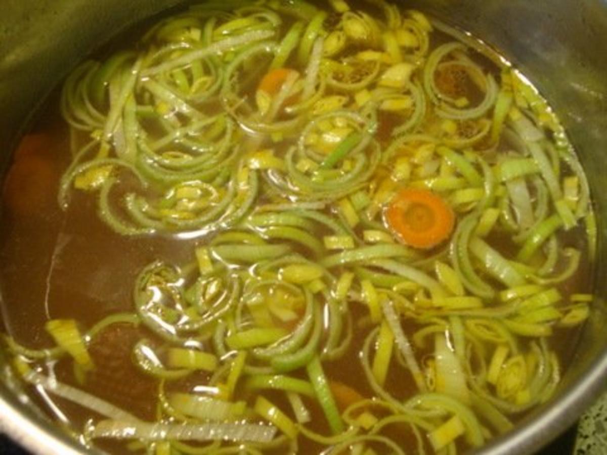 Hühnerbrühe mit pochiertem Ei und Einlage - einfach - von SuppenGeniesser