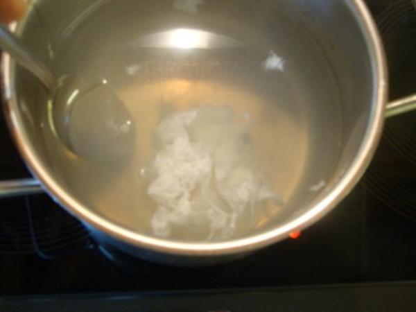 Hühnerbrühe mit pochiertem Ei und Einlage - einfach - von SuppenGeniesser Hühnerbrühe mit pochiertem Ei und Einlage - einfach - von SuppenGeniesser