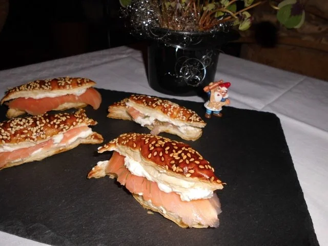 Rezept: Sesamfische mit Räucherlachs>> Sesamfische mit Räucherlachs>> - Rezept