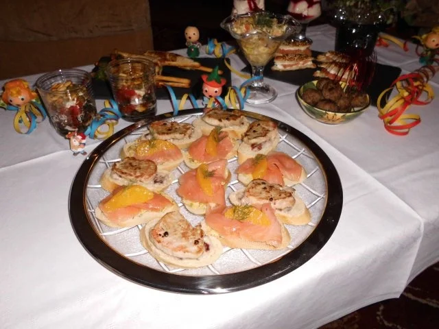 Canapés mit Lachs auf Orangenbutter>> - Rezept