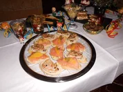 Canapés mit Lachs auf Orangenbutter>> - Rezept