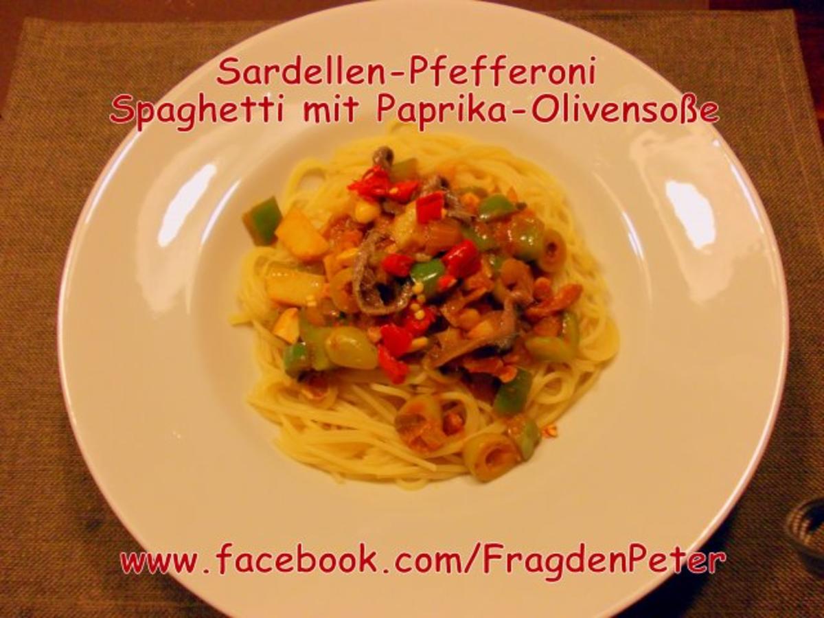 Feurige Sardellen-Pfefferoni  Spaghetti mit Paprika-Olivensoße - Rezept