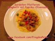 Feurige Sardellen-Pfefferoni  Spaghetti mit Paprika-Olivensoße - Rezept