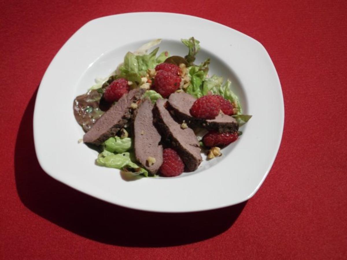Warmer Rehrücken an Blattsalaten mit Himbeeren-Vinaigrette - Rezept