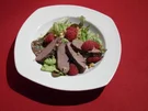 Rezept: Warmer Rehrücken an Blattsalaten mit Himbeeren-Vinaigrette Warmer Rehrücken an Blattsalaten mit Himbeeren-Vinaigrette - Rezept