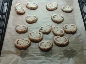 Rezept: Herzhafte Hasen-Öhrchen (oder Schweineohren) -Blätterteiggebäck- Herzhafte Hasen-Öhrchen (oder Schweineohren) -Blätterteiggebäck- - Rezept