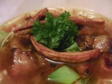 Chinesische Reisnudelsuppe mit gegrilltem Schweinebauch und Chinakohl - Rezept