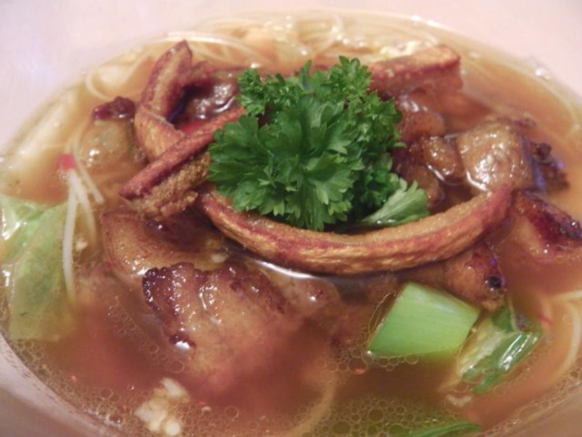 Chinesische Reisnudelsuppe mit gegrilltem Schweinebauch und Chinakohl - Rezept - Bild Nr. 2