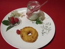 Apfelküchle im Bierteig mit Honig und Allgäucreme - Rezept