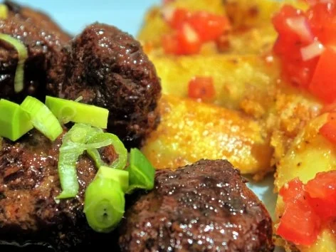 Glasierte Hackbällchen und pikante Kartoffeln mit Tomaten-Salsa - Rezept