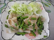 Vegan :  Dinkel - Bandnudeln gebraten mit grünen Bohnen und Eisbergsalat - Rezept