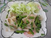 Vegan :  Dinkel - Bandnudeln gebraten mit grünen Bohnen und Eisbergsalat - Rezept