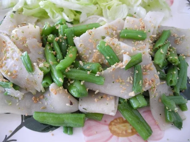 Rezept: Vegan : Dinkel - Bandnudeln gebraten mit grünen Bohnen und Eisbergsalat Bild Nr. 2 Vegan : Dinkel - Bandnudeln gebraten mit grünen Bohnen und Eisbergsalat - Rezept - Bild Nr. 2