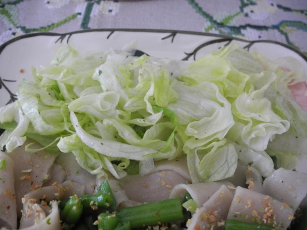 Vegan :  Dinkel - Bandnudeln gebraten mit grünen Bohnen und Eisbergsalat - Rezept - Bild Nr. 12