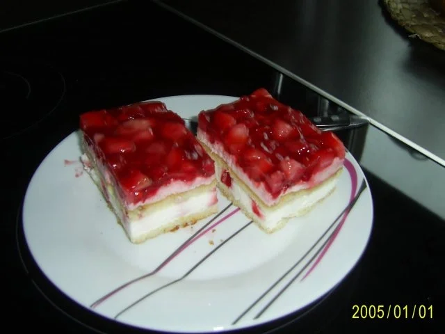 Rezept: Kuchen: Fruchtige Erdbeer-Joghurt-Schnitten Bild Nr. 4 Kuchen: Fruchtige Erdbeer-Joghurt-Schnitten - Rezept - Bild Nr. 4