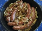 Rohe Bratwurst mit Balsamico-Zwiebeln - Rezept