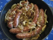 Rohe Bratwurst mit Balsamico-Zwiebeln - Rezept