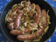 Rohe Bratwurst mit Balsamico-Zwiebeln - Rezept