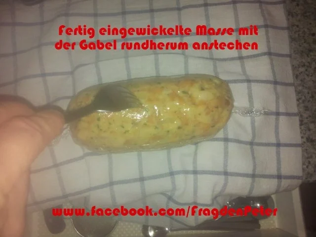 Rezept: Serviettenknödel mit Champigon-Sahnesoße Bild Nr. 6 Serviettenknödel mit Champigon-Sahnesoße - Rezept - Bild Nr. 6