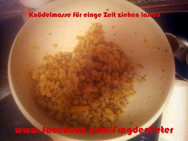 Rezept: Serviettenknödel mit Champigon-Sahnesoße Bild Nr. 2 Serviettenknödel mit Champigon-Sahnesoße - Rezept - Bild Nr. 2