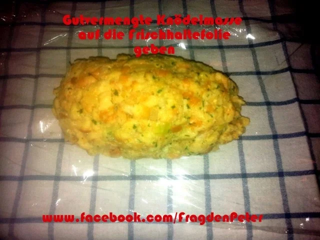 Rezept: Serviettenknödel mit Champigon-Sahnesoße Bild Nr. 5 Serviettenknödel mit Champigon-Sahnesoße - Rezept - Bild Nr. 5