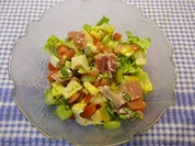 Staudenselleriesalat mit Tomaten, Käse und Schinken - Rezept