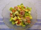 Staudenselleriesalat mit Tomaten, Käse und Schinken - Rezept