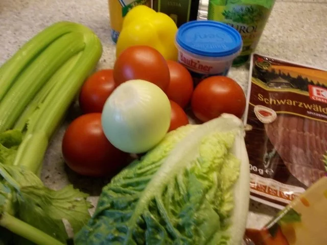 Rezept: Staudenselleriesalat mit Tomaten, Käse und Schinken Bild Nr. 2 Staudenselleriesalat mit Tomaten, Käse und Schinken - Rezept - Bild Nr. 2