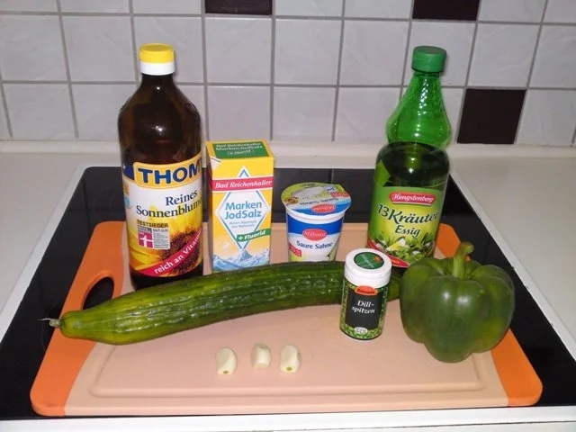 Gurken-Paprika-Salat mit Sauerrahm Dressing - Rezept