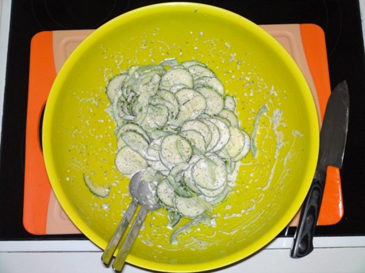 Gurken-Paprika-Salat mit Sauerrahm Dressing - Rezept - Bild Nr. 4