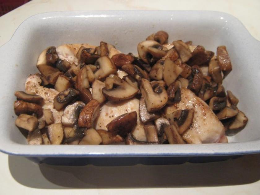 Gratiniertes Hühnerbrustfilet mit Pilzen, Kochschinken und Sauce ...