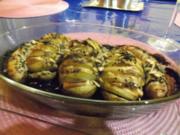 Fleisch: Gefüllte Fächerkartoffeln mit Bratwürstchen aus dem Ofen - Rezept