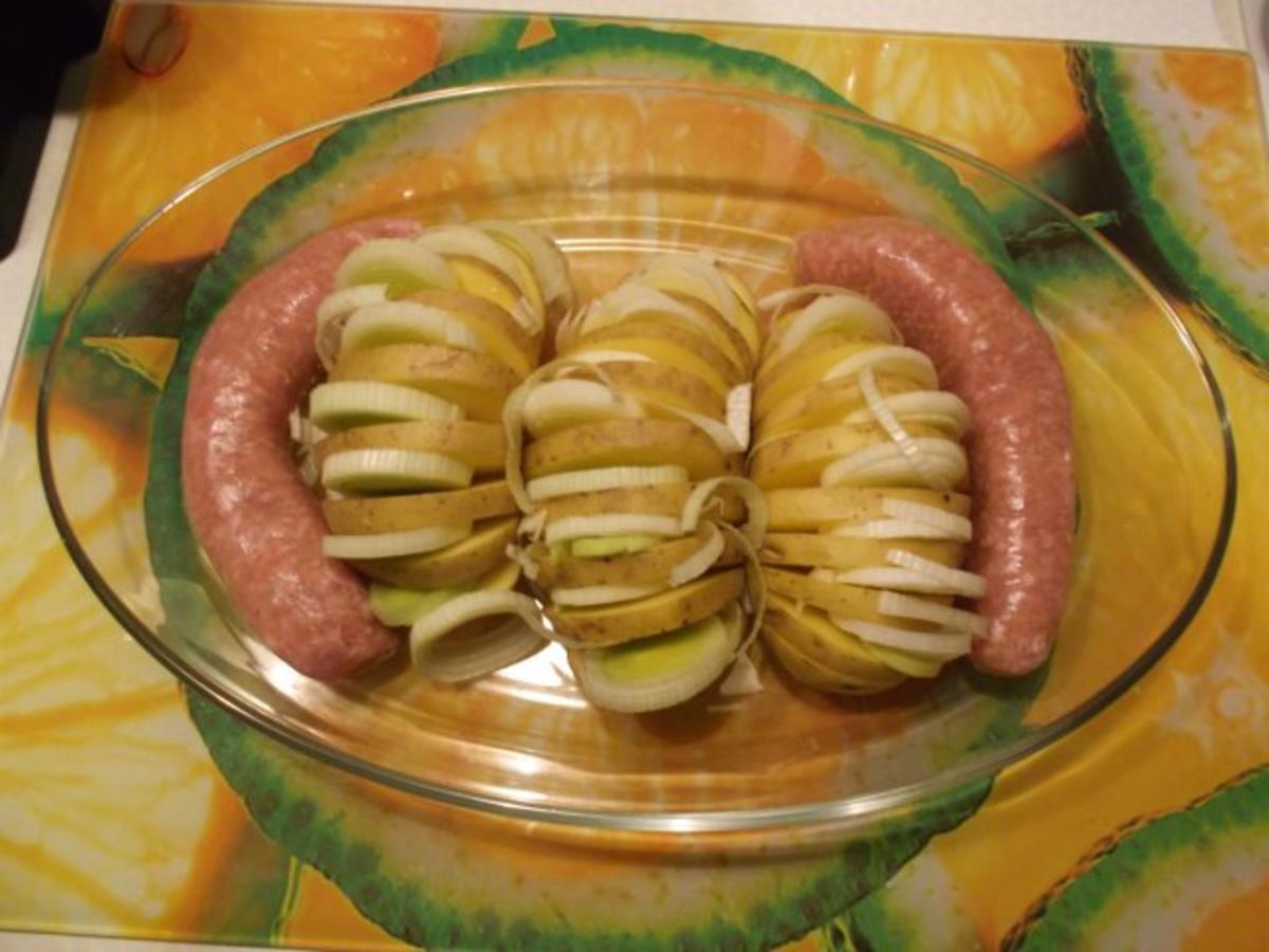 Fleisch: Gefüllte Fächerkartoffeln mit Bratwürstchen aus dem Ofen - Rezept - Bild Nr. 4
