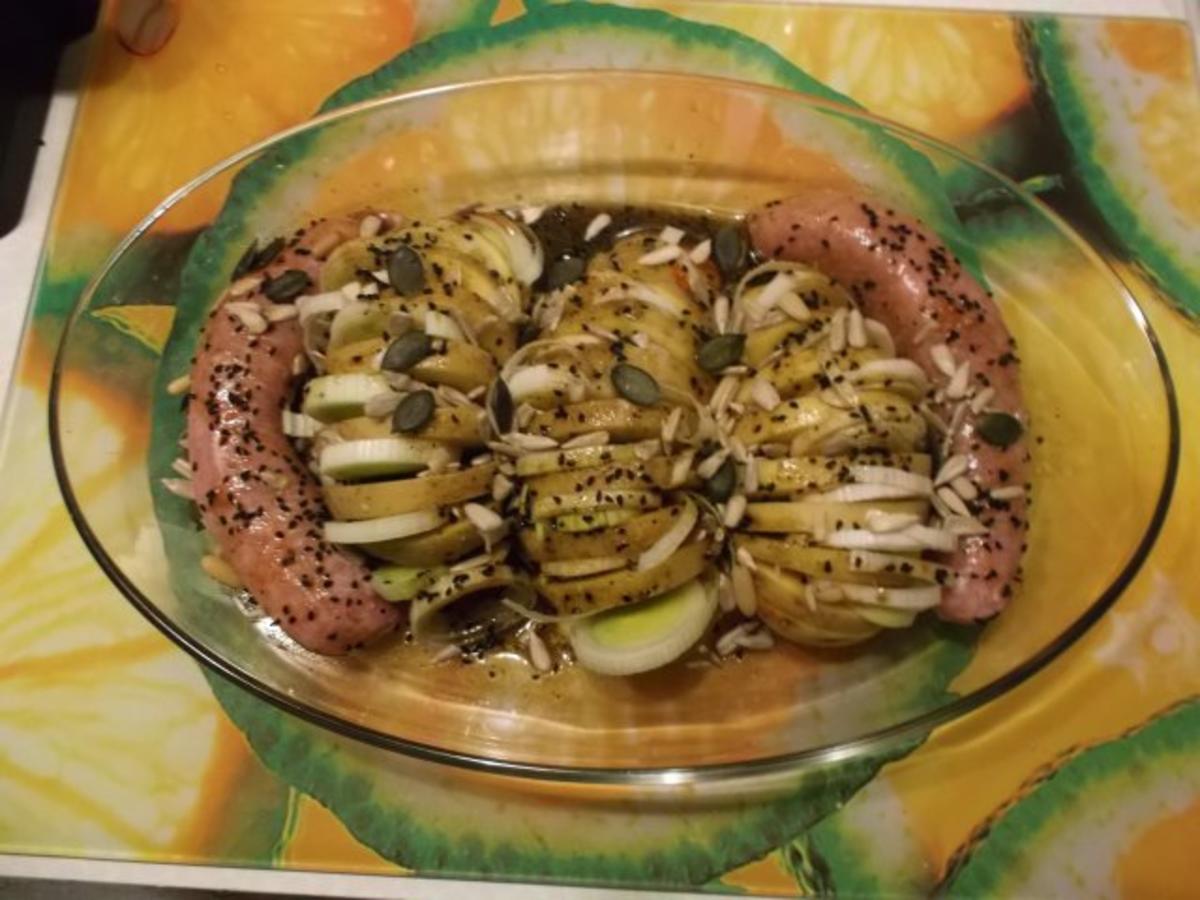 Fleisch: Gefüllte Fächerkartoffeln mit Bratwürstchen aus dem Ofen - Rezept - Bild Nr. 7