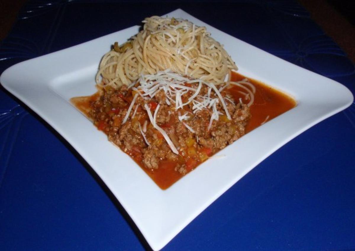 Hackfleisch-Paprikasoße und Spaghetti mit Oliven - Rezept