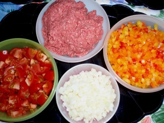 Hackfleisch-Paprikasoße und Spaghetti mit Oliven - Rezept - Bild Nr. 3