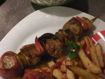 Feiner Hausherrenspieß mit feurigem ungarischem Letscho - Rezept